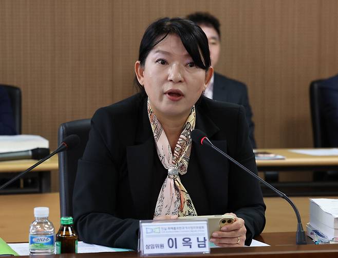 19일 오전 서울 중구 진실화해위 대회실에서 열린 진실화해위 전체위원회에서 이옥남 상임위원이 발언하고 있다. 김태형 기자 xogud555@hani.co.kr