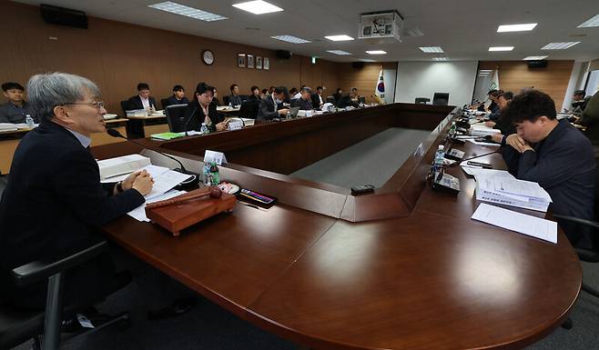 19일 오전 서울 중구 진실화해위 대회실에서 진실화해위 전체위원회가 열리고 있다. 김태형 기자 xogud555@hani.co.kr