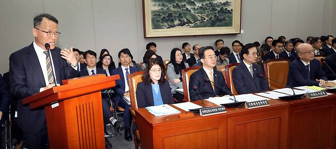 이충상 인권위 상임위원이 19일 오전 국회에서 열린 운영위에서 발언하고 있다. 김경호 선임기자 jijae@hani.co.kr