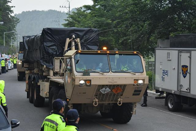 2020년 5월 29일 경북 성주 사드(THAAD·고고도미사일방어체계) 기지에 군 장비들이 들어가고 있다. 국방부와 주한미군은 앞서 노후장비 교체를 위한 육로 수송 작업을 진행한다고 밝혔다. 성주=연합뉴스