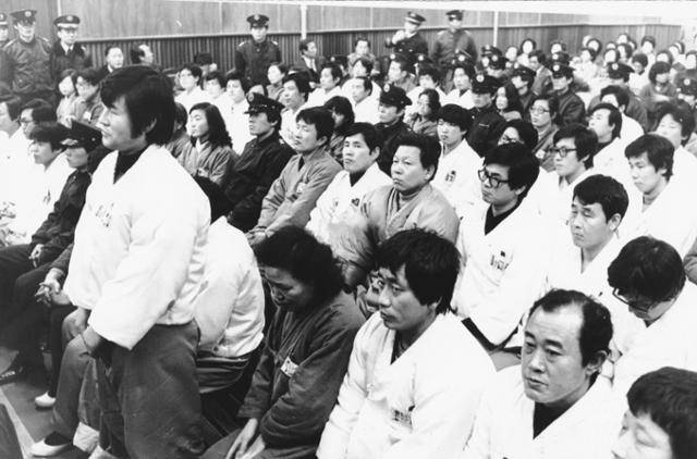 1980년 2월 4일 '남조선 민족해방전선 준비위원회' 사건 관련 피고인 73명에 대한 첫 공판이 서울형사지법 대법정에서 열렸다. 한국일보 자료사진