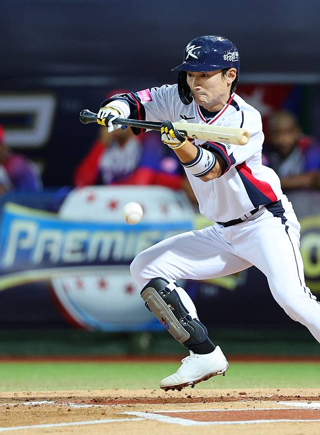 <yonhap photo-6051="">14일 오후 대만 타이베이 톈무야구장에서 열린 세계야구소프트볼연맹(WBSC) 프리미어12 2024 B조 조별리그 대한민국과 쿠바의 경기. 1회초 무사 1루에서 신민재가 희생 번트를 시도하고 있다. 사진=연합뉴스</yonhap>