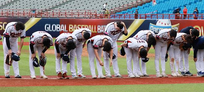 <yonhap photo-5627="">18일 오후 대만 타이베이 톈무야구장에서 열린 세계야구소프트볼연맹(WBSC) 프리미어12 2024 B조 조별리그 대한민국과 호주의 경기. 5-2로 호주에 승리한 대한민국 선수들이 팬들에게 인사하고 있다. 사진=연합뉴스</yonhap>