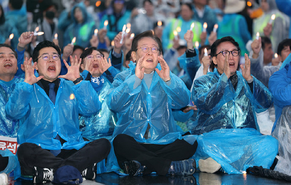 이재명 더불어민주당 대표가 지난 16일 서울 종로구 광화문 앞에서 열린 ’김건희 윤석열 국정농단 규탄·특검 촉구 제3차 국민행동의 날‘ 집회에 참석해 함성을 외치고 있다. 2024.11.16. [사진=뉴시스]