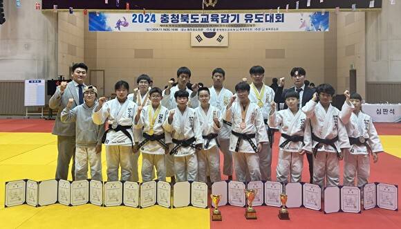 영동중학교 유도부 학생들이 16일 ‘교육감기 전국소년체육대회 1차 선발전 겸 추계유도선수권대회’에서 입상한 뒤 기념 촬영을 하고 있다. 2024. 11. 16. [사진=영동교육지원청]