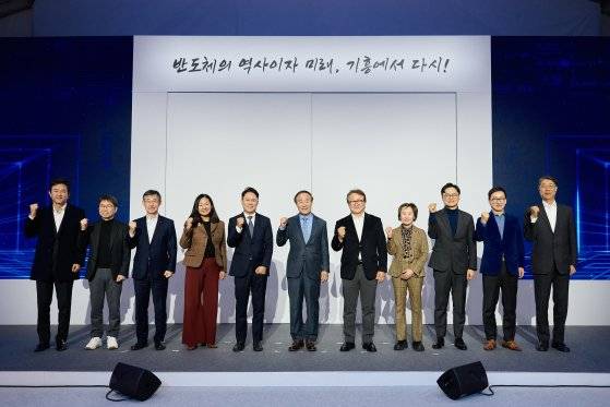 전영현 삼성전자 DS부문장(부회장·왼쪽 여섯째)이 18일 기흥캠퍼스에서 열린 차세대 반도체 연구개발(R&D)단지 ‘NRD-K(New Research and Development-Kiheung)’ 설비 반입식에서 관계자들과 기념 촬영을 하고 있다. [사진 삼성전자]