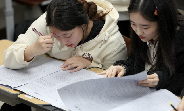 ▲ 2025학년도 대학수학능력시험 다음날인 지난 15일 대구 수성구 정화여자고등학교 3학년 교실에서 수험생들이 가채점하고 있다. 연합뉴스