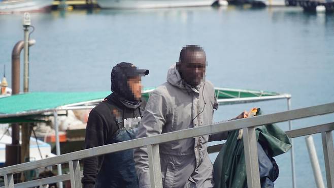 ▲ 양식장에서 일하던 케냐 마라톤 선수들 모습 [연합뉴스]&nbsp;