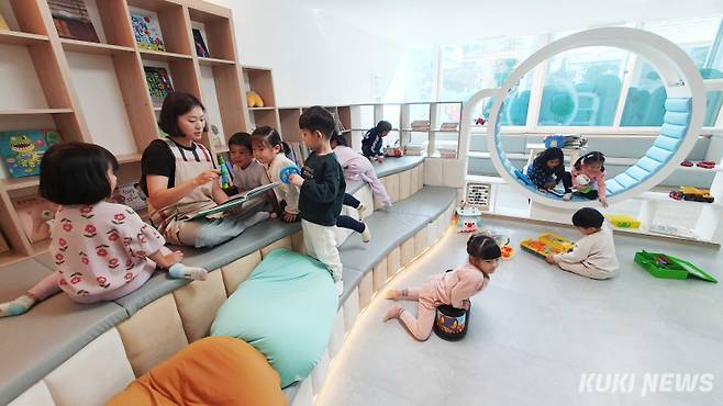 "아이들 안심하고 키워요"젊은 도시 증평군은 지난해부터 컴팩트하고 도시화율이 높은 지역여건과 연계하여 모든 군민들이 보행 기반 일상의 편리함과 더불어 스마트도시 조성을 통해 탄소중립과 공공서비스를 누릴수 있는 ‘20분 도시’조성을 추진하고 있다. 특히 심각한 저출산으로 인한 인구 급감시대에도 증평군은 다양한 지원책을 통해 젊은이들을 군으로 유입시키고 정주여건을 착실하게 다져나가면서 충청북도에서 가장 높은 인구증가율을 보이고 있다. 군청 내 보육시설인 행복돌봄나눔터에서 전경