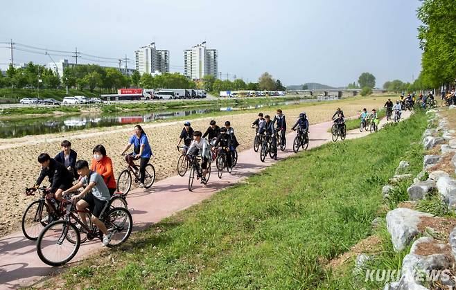 "자전거로 20분이면 족해요"주민들이 증평읍내 학교 및 직장으로 등교 및 출근을 하고 있다. 이재영 증평군수는 “저출산 문제로 인한 지방소멸을 우려하는 가운데 증평군은 다양한 인구정책으로 인구 5만 자족도시 구축에 최선의 노력을 다하겠다”고 강조했다.