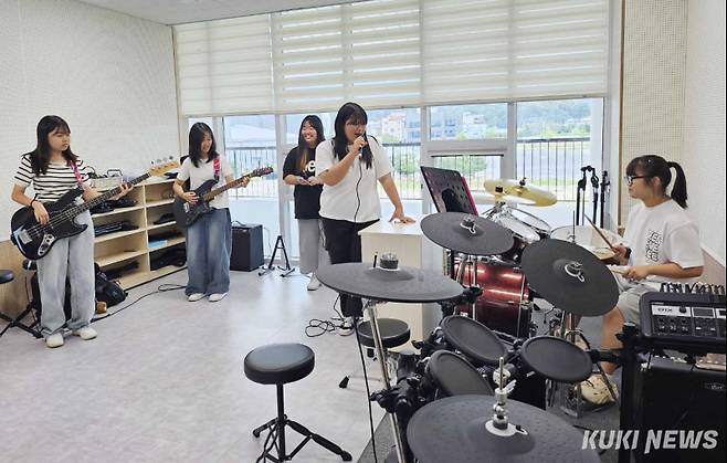 "이 곳에서 스트레스 확 날려요"밴드동아리 청소년들이 청소년문화의집에서 밴드연습을 하고 있다. 증평읍 내 김득신문학관은 다양한 전시와 함께 체험 프로그램을 운영해 학생들의 문화적 욕구를 충족시켜주고 있으며, 청소년문화의집은 노래방, 보드게임, 닌텐도, 탁구대 등 휴게공간을 갖춘 청소년을 위한 공간이다. 또한 도서관, 문학관, 청소년문화의집은 모두 연결돼 있어 어린이부터 청소년, 어르신들까지 모든 연령층의 지역주민들이 이용하고 있다.