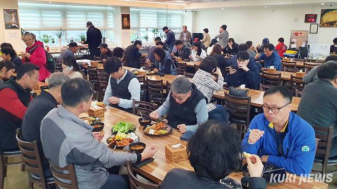 '34플러스' 내 관내 식당인 토실토실 전경증평은 집약도시답게 어디를 가든 사람들도 차도 북적인다. 증평군 정미선(57) 기획예산과장은 “다양한 청년정책을 추진해 청년 인구 유입에 힘쓸 것”이라며 “이를 통해 젊은 도시 증평 만들어가면서 지역에 활력을 불어 넣겠다”고 말했다.