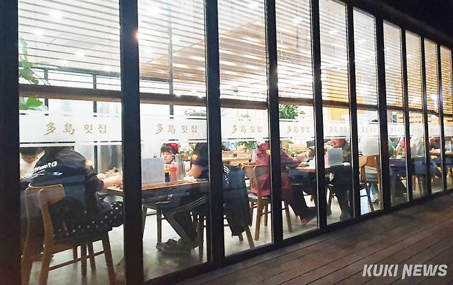 '밤이 환한 도시'증평군은 인근 청주시로 출퇴근하는 사람들과 공단, 사단급 규모의 큰 부대가 있어서 젊은 사람들이 북적인다. 대부분의 군소도시가 저녁이면 일찍 상가문을 닫아 어두운 반면 증평읍의 대부분 먹자거리는 환하게 불이 들어와 있다.