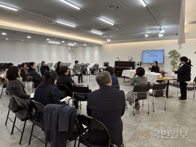 여신협 신학위원장인 윤소정 박사가 19일 서울 새길교회에서 열린 포럼에서 사회를 보고 있다.