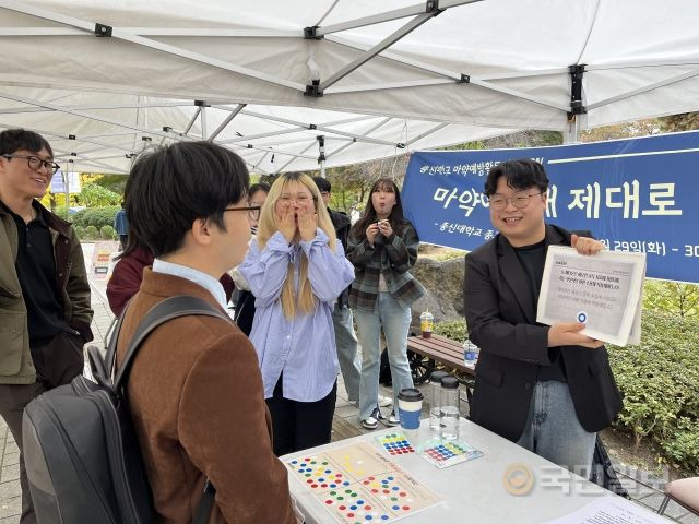 총신대 마약예방활동단 단원들이 올해 가을 축제에서 OX퀴즈를 활용해 마약 인식 개선 활동을 펼치고 있다. 마약예방활동단 제공