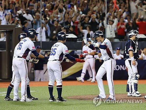 한국전에서 만루 홈런을 치고 좋아하는 대만 선수들