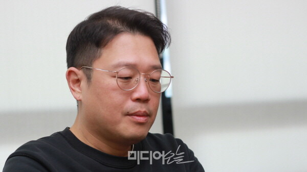 ▲유동근 기자가 지난 18 서울 영등포구 당산동 미디어오늘 사무실에서 인터뷰하고 있다. 사진=정철운 기자