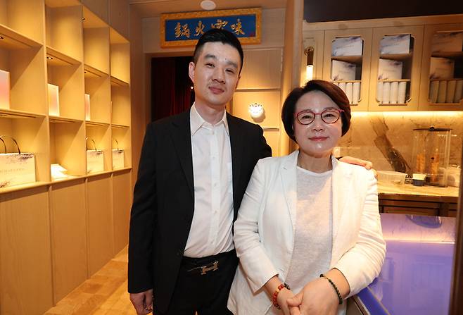 신세계백화점 강남점 ‘미가훠거’에서 김미화 미가훠거양고기 대표(오른쪽)와 아들인 장혜승씨가 기념촬영을 하고 있다. 이충우 기자