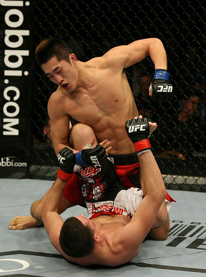 김동현이 2011년 1월 UFC125에서 훗날 라이트급 타이틀 도전자가 되는 네이트 디아스를 공격하고 있다. 사진=TKO