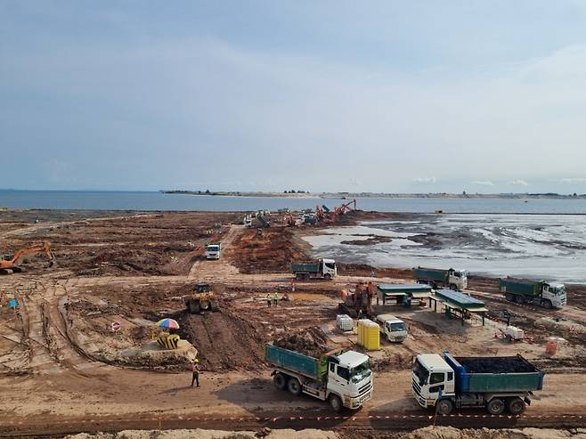 지난 12일 핑거3 사업을 통해 매립 작업이 한창중인 싱가포르 투아스 지역/사진=이용안 기자