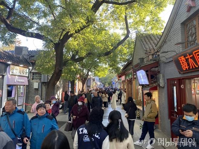 중국 내수경기 부진이 길어지면서 중국경제 하강국면이 예상보다 장기화할 수 있다는 전망이 나온다. 중국 베이징 시내 관광지 중 하나인 난뤄구샹(남라고항)을 찾은 중국인들의 모습. /사진=베이징(중국)=우경희 특파원