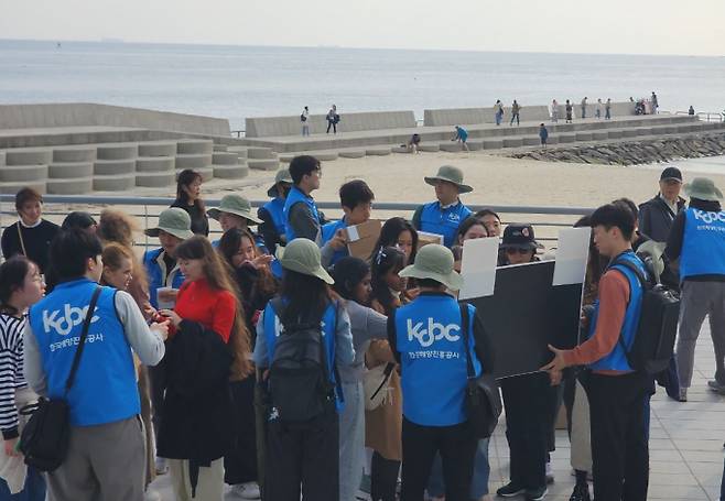 해진공 KOBC바다사랑봉사대와 오션이 해운대해수욕장에서 시민들을 대상으로 해양쓰레기 인식 개선 캠페인을 실시하고 있다./사진=해진공