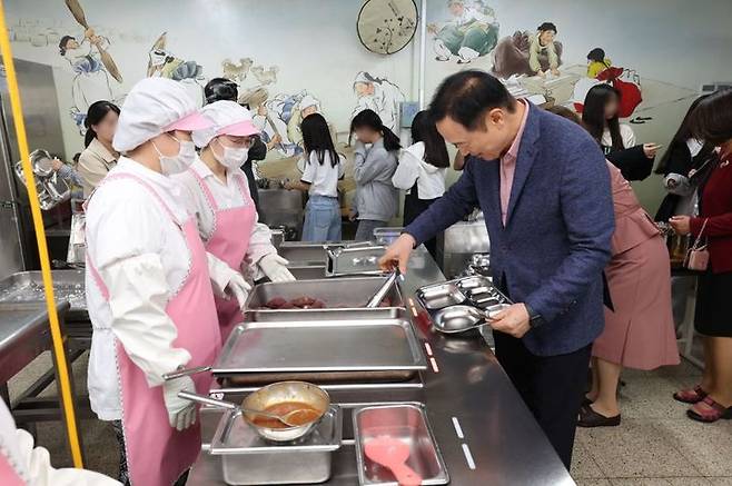 [수원=뉴시스] 임태희 경기도교육감이 학교급식현장을 찾아 학생들에게 제공된 식사를 식판에 담고 있다. (사진=경기도교육청 제공) 2024.10.21. photo@newsis.com *재판매 및 DB 금지