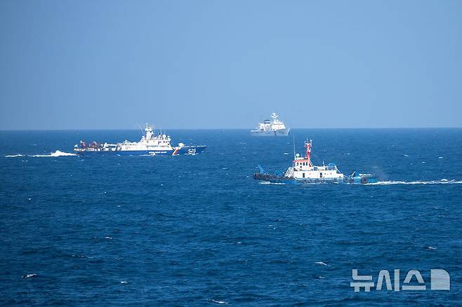 [제주=뉴시스] '135금성호' 침몰 사고 엿새째인 13일 제주 비양도 해상에서 해경 경비함정이 실종 선원을 찾기 위한 해상 수색에 나서고 있다. (사진=제주지방해양경찰청 제공) 2024.11.13. photo@newsis.com