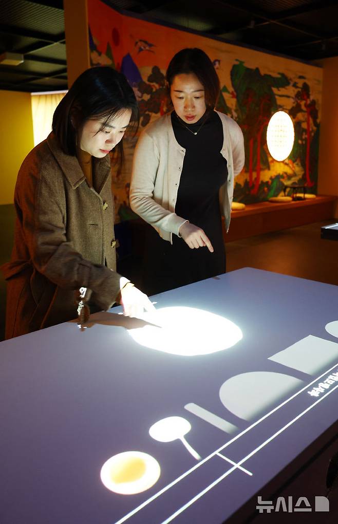 [서울=뉴시스] 전신 기자 = 19일 서울 종로구 국립고궁박물관에서 열린 '궁중음식, 공경과 나눔의 밥상' 특별전 언론공개회에서 직원들이 전시장을 둘러보고 있다. 2024.11.19. photo1006@newsis.com