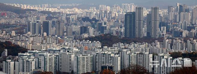 [서울=뉴시스] 김선웅 기자 = 서울 아파트 가격이 큰 폭으로 오르면서 내년 강남권 아파트 보유세가 올해보다 20~30% 상승할 것으로 전망된다. 19일 한국부동산원에 따르면 올해 9월까지 서울 아파트 실거래가 지수는 8.1% 올랐다. 9월 지수가 하락했고 12월까지 하락세가 이어져도 작년보다 아파트 공시가격이 올라 보유세는 상승분 만큼 높아질 수 있다. 19일 서울 시내 아파트단지의 모습. 2024.11.19. mangusta@newsis.com