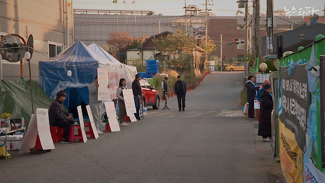△ 11월 7일, 경기도 광주시 양벌동 에스코넥 앞에 설치된 아리셀 참사 유가족협의회 농성장에서 선전전이 펼쳐지고 있다.