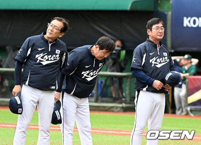 [OSEN=타이베이(대만), 이대선 기자] 류중일 감독이 이끄는 한국 야구대표팀은 18일 대만 타이베이 티엔무야구장에서 열린 2024 WBSC 프리미어12 B조 조별예선 호주와의 최종전에서 5-2로 승리했다. 경기 종료 후 한국 류중일 감독이 관중석을 향해 인사를 하고 있다.  2024.11.17 /sunday@osen.co.kr