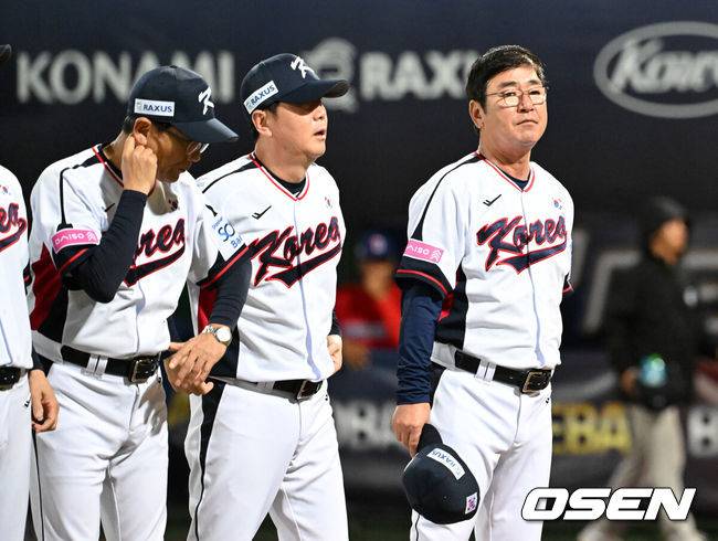 [OSEN=타이베이(대만), 이대선 기자] 도쿄행을 이대로 포기할 순 없다. ‘난적’ 도미니카공화국을 만난 류중일호가 약속의 8회를 앞세워 6점차를 뒤집는 대역전승을 거뒀다.&nbsp;류중일 감독이 이끄는 한국 야구대표팀은 16일 대만 타이베이 타이베이돔에서 펼쳐진 2024 WBSC 프리미어12 도미니카공화국과의 B조 조별예선 4차전에서 9-6 대역전승을 거뒀다.&nbsp;경기 종료 후 한국 류중일 감독이 관중석을 향해 인사를 하고 있다. 2024.11.16 /sunday@osen.co.kr