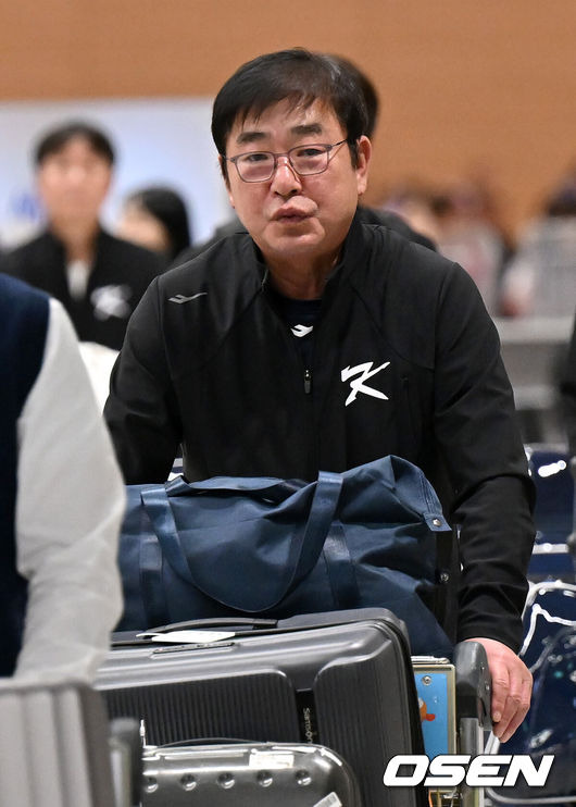 [OSEN=인천공항, 이대선 기자] '2024 세계야구소프트볼연맹(WBSC) 프리미어12'를 마친 대한민국 야구대표팀이 19일 오후 인천국제공항을 통해 귀국했다.류중일 감독이 입국장을 나가고 있다. 2024.11.19 /sunday@osen.co.kr