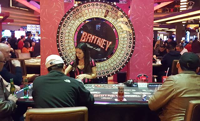 ▲미국 라스베이거스 카지노의 빅휠 게임 테이블. 게임테이블에서 맥주를 마시지만 고객들의 매너가 좋고 여유가 있어 화기애애한 분위기에서 게임이 진행되고 있다. ⓒ프레시안
