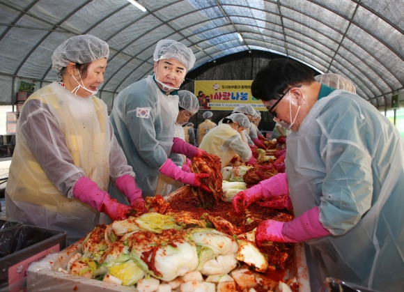 오언석(왼쪽 두 번째) 서울 도봉구청장이 지난 13일 ‘도시농부와 함께하는 사랑나눔 김장행사’에 참석해 배추를 버무리고 있다. 도봉구 제공