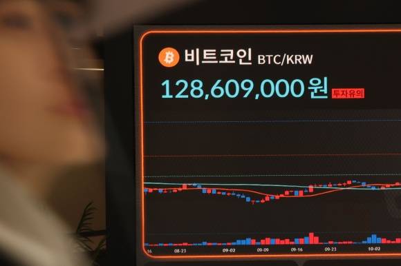 비트코인이 연일 최고가를 기록하고 있는 지난 14일 서울 강남구 빗썸라운지 강남점에 거래 현황이 표시되고 있다. 비트코인은 13일(현지시간) 9만3천 달러선에 오른 뒤 반락했다.  2024.11.14 연합뉴스