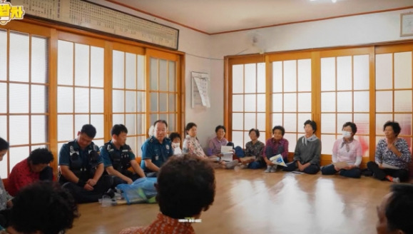 전남도자치경찰위원회와 농림축산식품부가 협업해 제작한 ‘지키미 밥차-고흥 경찰서’편에 소개된 ‘뻐꾸기 문안순찰’ 모습. 전남도 제공