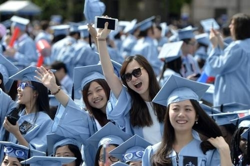 미국의 한 대학 졸업식장의 중국인 유학생들.