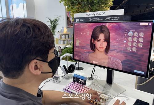 ‘한국판 심즈’로 기대를 모으는 인생 시뮬레이션 게임 ‘인조이(inZOI)’의 리얼한 세계를 체험하는 관람객.