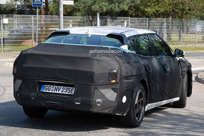 기아자동차 전기 세단 EV4 테스트카 후면