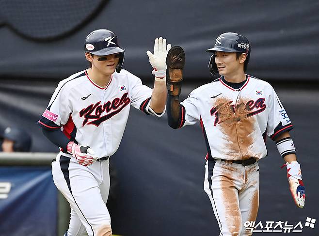 대표팀 내야수 김도영(왼쪽)은 18일 대만 타이베이 톈무야구장에서 열린 '2024 세계야구소프트볼연맹(WBSC) 프리미어12' 조별리그 B조 마지막 맞대결 호주전에서 3번 지명타자로 선발 출전했다. 3회말과 4회말 적시타와 5회말 솔로포를 쳐 팀의 5-2 승리에 혁혁한 공을 세웠다. 이번 대회 김도영은 맹활약하며 눈길을 끌었다. 타이베이(대만), 박지영 기자