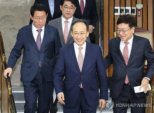 원내대책회의 입장하는 추경호 원내대표 (서울=연합뉴스) 김주형 기자 = 국민의힘 추경호 원내대표(가운데)가 19일 오전 국회에서 열린 원내대책회의에 입장하고 있다. 2024.11.19 kjhpress@yna.co.kr