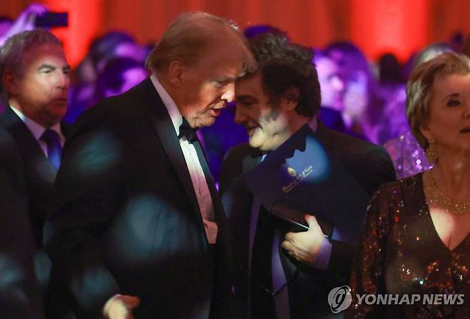 14일(현지시간) 마러라고 리조트에서 트럼프 만난 밀레이(오른쪽) [게티이미지 AFP=연합뉴스. 재판매 및 DB 금지]