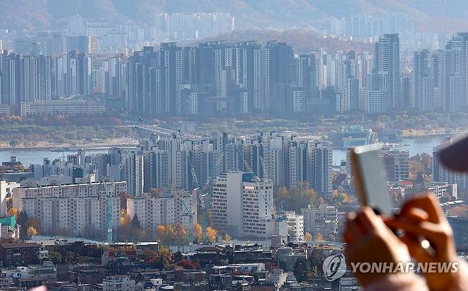 서울 시내 아파트  (서울=연합뉴스) 김성민 기자 = 사진은 18일 오후 서울 중구 남산에서 바라본 서울 시내 주택과 아파트 단지의 모습. 2024.11.18 ksm7976@yna.co.kr