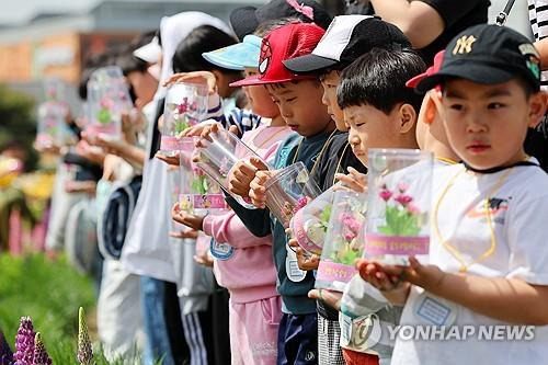 함평서 열린 나비대축제     (함평=연합뉴스) 정다움 기자 = 함평나비대축제가 개막한 26일 오전 전남 함평군 함평엑스포공원에서 아이들이 나비날리기 행사에 참여하고 있다. 2024.4.26     daum@yna.co.kr (끝)