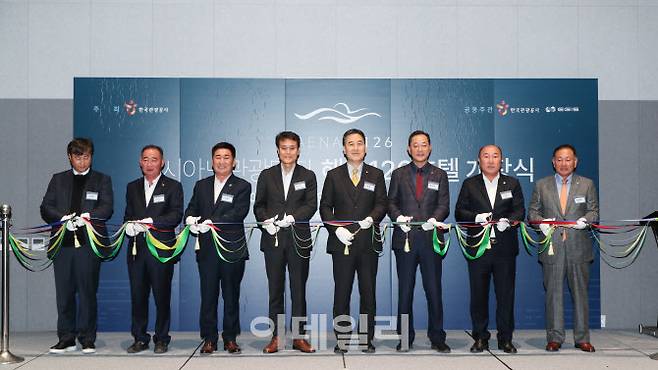 해남126호텔 개장 기념 테이프 커팅식. (왼쪽부터) 김성호 주식회사 이지스 대표, 이정곤 해남 화원면 발전문화체육회 회장, 김성일 전남도의회 해남군의원, 주순선 전라남도 관광체육국장, 서영충 한국관광공사 사장직무대행, 명현관 해남군수, 이성옥 해남군의회 의장, 정현택 목포상공회의소 회장. (사진=한국관광공사)