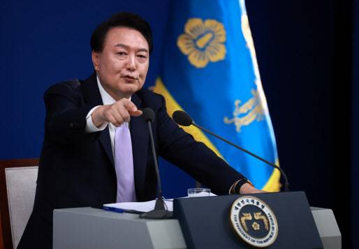 윤석열 대통령이 지난 7일 서울 용산 대통령실 청사 브리핑실에서 ‘대국민담화 및 기자회견’에서 취재진의 질문에 답하고 있다. (사진=연합뉴스)