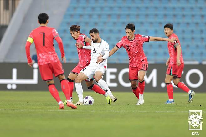 19일 오후(한국시간) 요르단 암만 국제경기장에서 열린 2026 북중미 월드컵 아시아지역 3차 예선 B조 6차전 팔레스타인과 대한민국의 경기에서 이명재와 박용우가 볼다툼을 벌이고 있다.(대한축구협회 제공) 2024.11.19/뉴스1