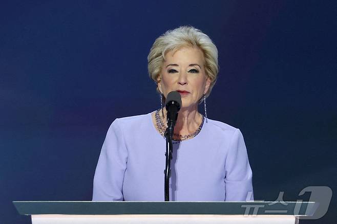 린다 맥맨 미국 전 중소기업청장이 위스콘신주 밀워키에서 열린 공화당 전당대회에서 연설하고 있다. 2024.07.18 ⓒ 로이터=뉴스1 ⓒ News1 정지윤 기자